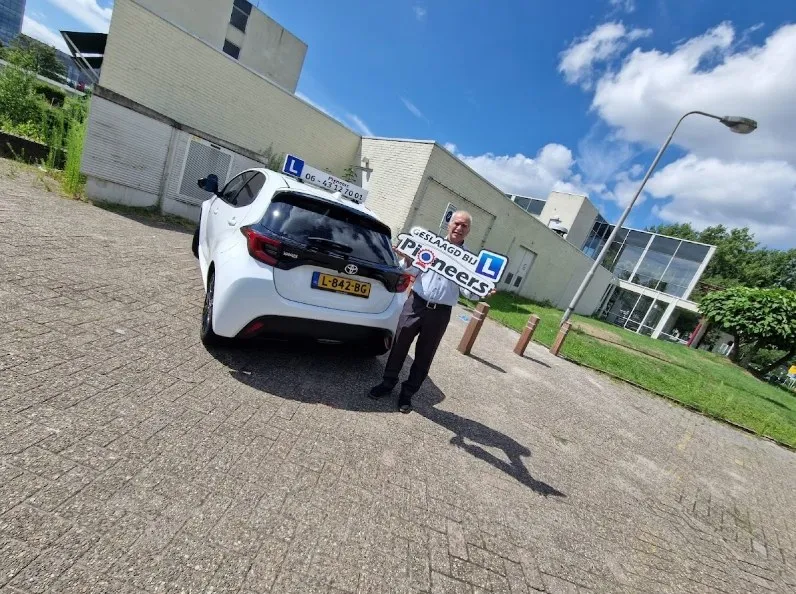 Rajab Hasab geslaagd bij Verkeersschool Pioneers