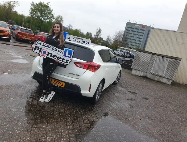 Dr Suzan Asho geslaagd bij Verkeersschool Pioneers